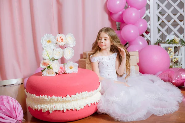 ブロンドの長い髪を持つ少女は バラの装飾 風船と幸せな誕生日パーティーを祝う — ストック写真