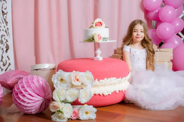 金发碧眼的小女孩庆祝生日快乐党与玫瑰装饰 气球和蛋糕 — 图库照片