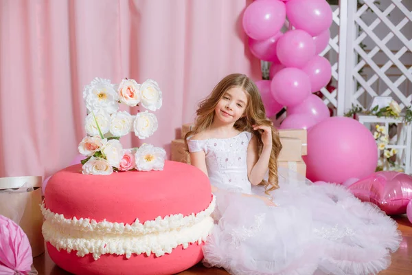 ブロンドの長い髪を持つ少女は バラの装飾 風船と幸せな誕生日パーティーを祝う — ストック写真
