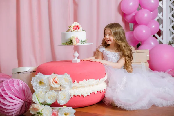 ブロンドの長い髪を持つ少女は風船やケーキ バラの装飾が施された幸せな誕生日パーティーを祝う — ストック写真