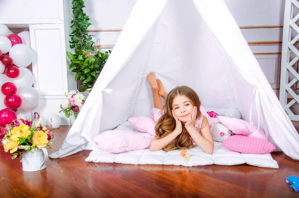 Щаслива Дівчина Грає Вдома Весела Мила Дитина Розважається Дитячій Кімнаті — стокове фото