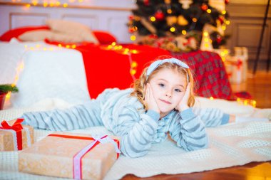 Noel sabahı, pijama, küçük kız. Neşeli Christmas.Little kız Noel hediyesi için sevinir