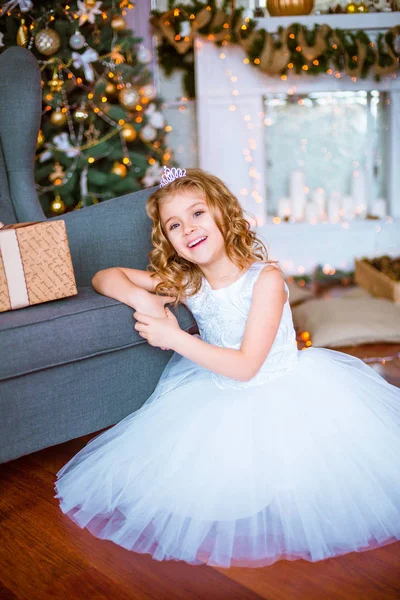 Jolie Petite Fille Aux Cheveux Blonds Bouclés Maison Près Arbre — Photo