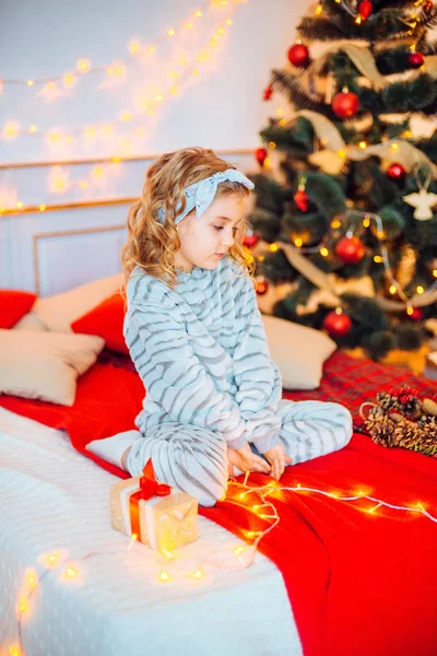 Liten Flicka Pyjamas Juldagens Morgon Merry Christmas Little Flicka Jublar — Stockfoto