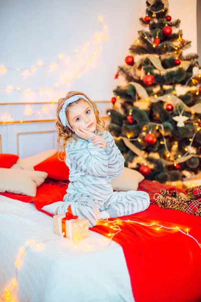 Liten Flicka Pyjamas Juldagens Morgon Merry Christmas Little Flicka Jublar — Stockfoto