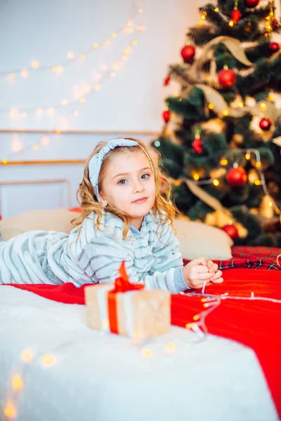 Malá Holčička Pyžamu Vánočním Ránu Veselé Christmas Little Dívka Raduje — Stock fotografie