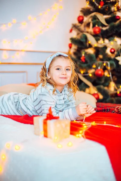 Malá Holčička Pyžamu Vánočním Ránu Veselé Christmas Little Dívka Raduje — Stock fotografie