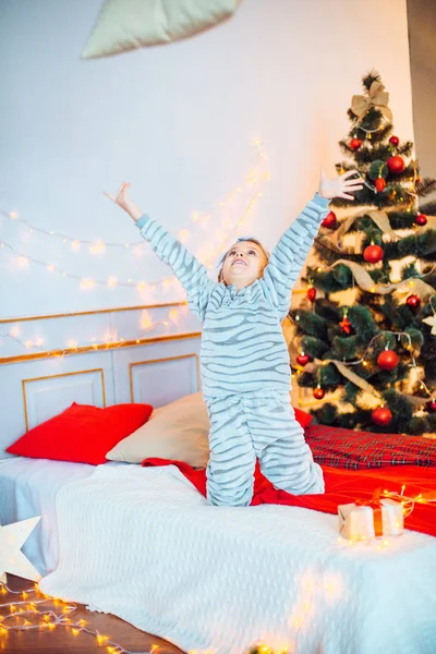 Liten Flicka Pyjamas Juldagens Morgon Merry Christmas Little Flicka Jublar — Stockfoto