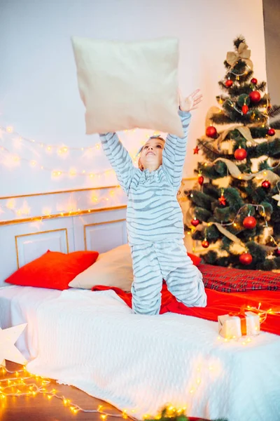 Kleines Mädchen Pyjama Weihnachten Morning Merry Christmas Little Girl Freut — Stockfoto