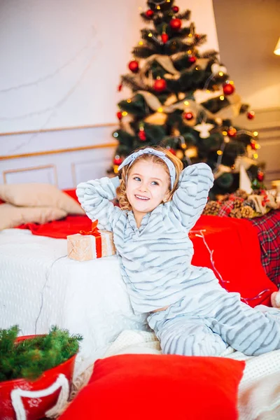 Liten Flicka Pyjamas Juldagens Morgon Merry Christmas Little Flicka Jublar — Stockfoto