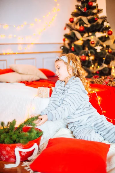 Malá Holčička Pyžamu Vánočním Ránu Veselé Christmas Little Dívka Raduje — Stock fotografie