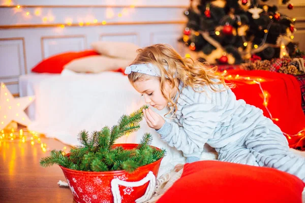 Liten Flicka Pyjamas Juldagens Morgon Merry Christmas Little Flicka Jublar — Stockfoto