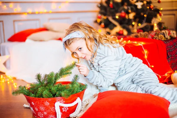 クリスマスの朝 パジャマ姿で少女 陽気な Christmas Little 少女がクリスマス プレゼントに喜ぶ — ストック写真