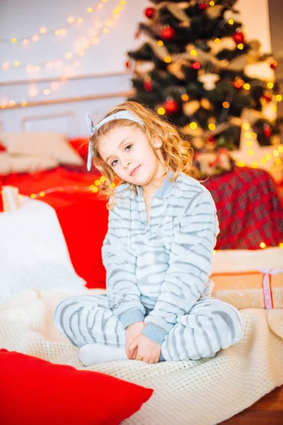 Liten Flicka Pyjamas Juldagens Morgon Merry Christmas Little Flicka Jublar — Stockfoto