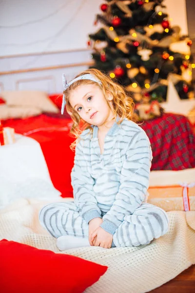 Liten Flicka Pyjamas Juldagens Morgon Merry Christmas Little Flicka Jublar — Stockfoto