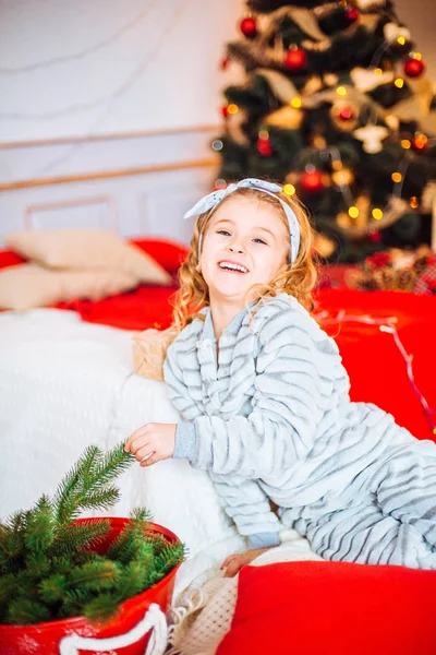 Liten Flicka Pyjamas Juldagens Morgon Merry Christmas Little Flicka Jublar — Stockfoto