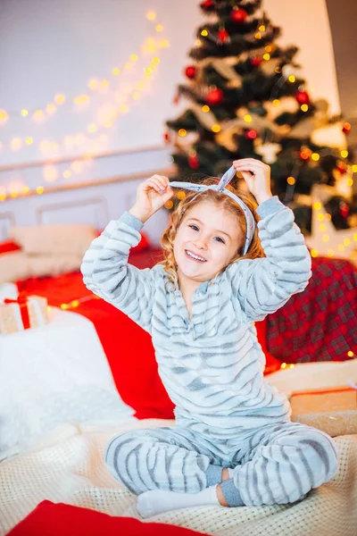 Malá Holčička Pyžamu Vánočním Ránu Veselé Christmas Little Dívka Raduje — Stock fotografie