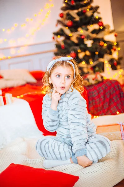 圣诞节早上穿睡衣的小女孩圣诞快乐小女孩为圣诞礼物而欣喜 — 图库照片