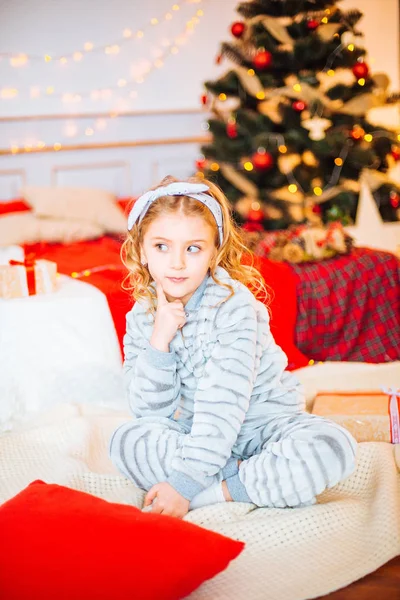 クリスマスの朝 パジャマ姿で少女 陽気な Christmas Little 少女がクリスマス プレゼントに喜ぶ — ストック写真