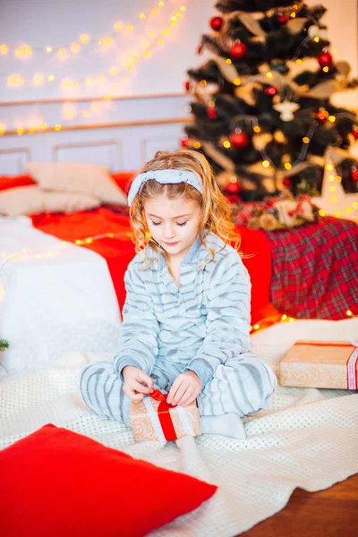 Liten Flicka Pyjamas Juldagens Morgon Merry Christmas Little Flicka Jublar — Stockfoto