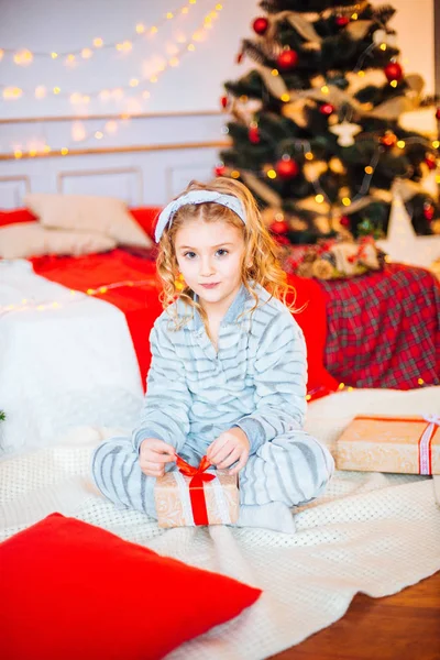 Malá Holčička Pyžamu Vánočním Ránu Veselé Christmas Little Dívka Raduje — Stock fotografie