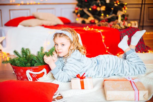 Liten Flicka Pyjamas Juldagens Morgon Merry Christmas Little Flicka Jublar — Stockfoto