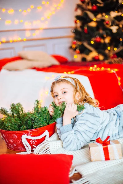 Malá Holčička Pyžamu Vánočním Ránu Veselé Christmas Little Dívka Raduje — Stock fotografie