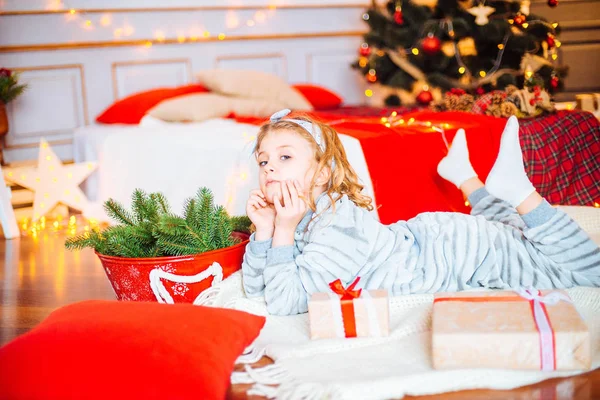 Malá Holčička Pyžamu Vánočním Ránu Veselé Christmas Little Dívka Raduje — Stock fotografie