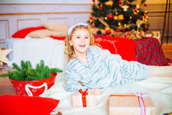 Dziewczynka Piżamie Boże Narodzenie Rano Wesołych Christmas Little Dziewczyna Cieszy — Zdjęcie stockowe