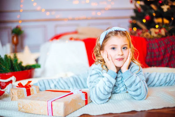 クリスマスの朝 パジャマ姿で少女 陽気な Christmas Little 少女がクリスマス プレゼントに喜ぶ — ストック写真