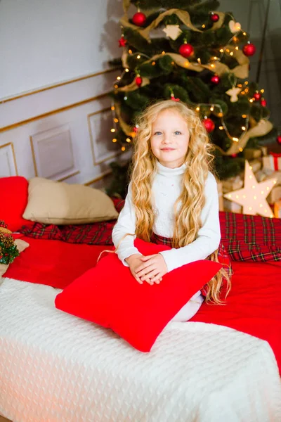 Noel Sabahı Sarışın Uzun Kıvırcık Saçlı Küçük Kız Neşeli Christmas — Stok fotoğraf