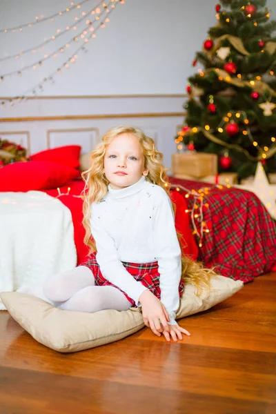 Noel Sabahı Sarışın Uzun Kıvırcık Saçlı Küçük Kız Neşeli Christmas — Stok fotoğraf