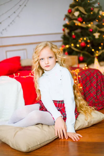 Petite Fille Aux Longs Cheveux Bouclés Blonds Matin Noël Joyeux — Photo