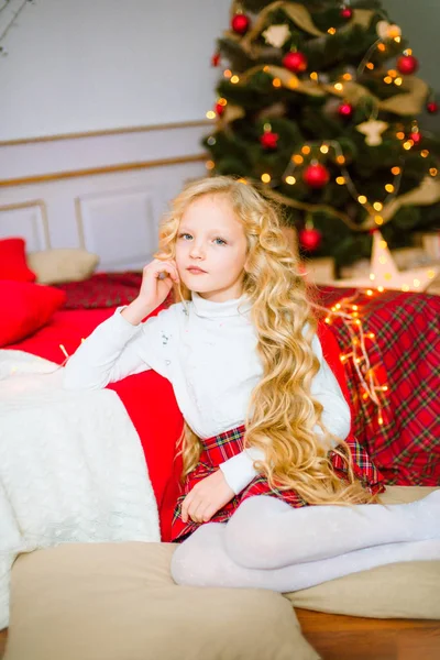 Petite Fille Aux Longs Cheveux Bouclés Blonds Matin Noël Joyeux — Photo