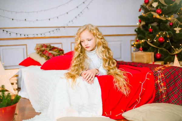 Девочка Длинными Кудрявыми Волосами Рождественское Утро — стоковое фото