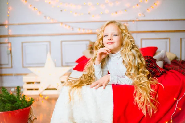 Petite Fille Aux Longs Cheveux Bouclés Blonds Matin Noël Joyeux — Photo