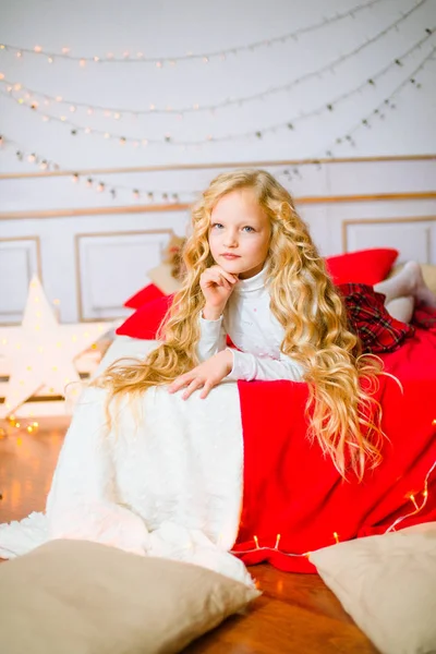 Malá Dívka Blond Dlouhé Kudrnaté Vlasy Vánočním Ránu Veselé Christmas — Stock fotografie