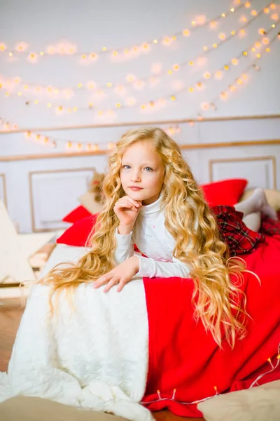 Meisje Met Blond Lang Krullend Haar Kerstochtend Merry Christmas Little — Stockfoto