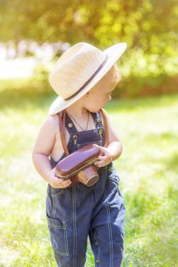 retro kamera açık havada güneşli bir sonbahar gününde fotoğraf çekimi ile şık küçük boy
