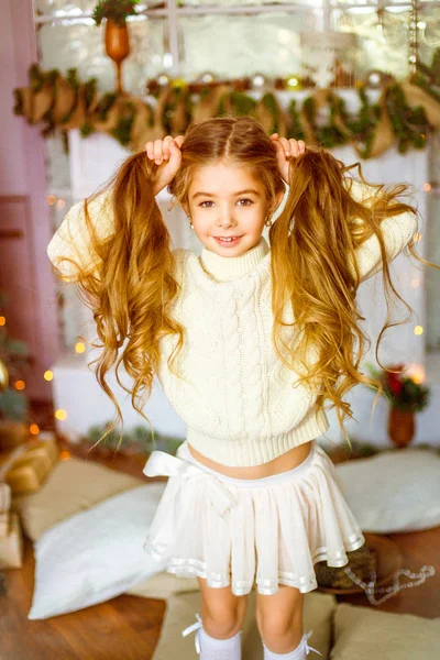 Menina Bonito Com Cabelo Encaracolado Longo Loiro Uma Camisola Malha — Fotografia de Stock