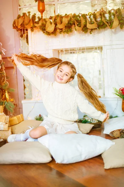 Menina Bonito Com Cabelo Encaracolado Longo Loiro Uma Camisola Malha — Fotografia de Stock