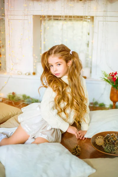 Χαριτωμένο Μικρό Κορίτσι Ξανθά Μακριά Σγουρά Μαλλιά Ένα Ελαφρύ Πλεκτό — Φωτογραφία Αρχείου