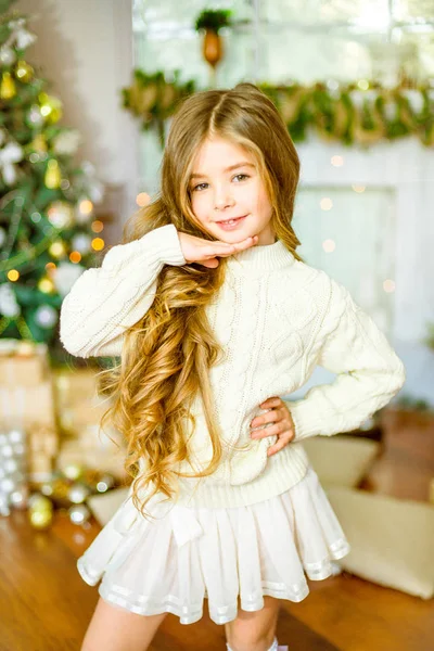 Menina Bonito Com Cabelo Encaracolado Longo Loiro Uma Camisola Malha — Fotografia de Stock