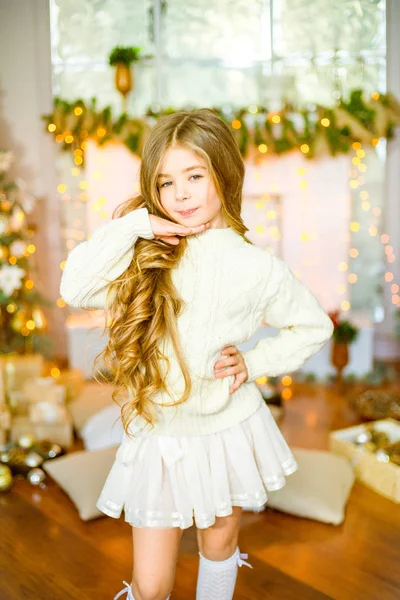 Menina Bonito Com Cabelo Encaracolado Longo Loiro Uma Camisola Malha — Fotografia de Stock