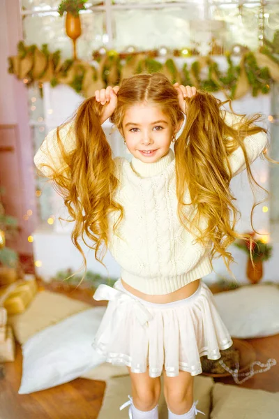 Menina Bonito Com Cabelo Encaracolado Longo Loiro Uma Camisola Malha — Fotografia de Stock