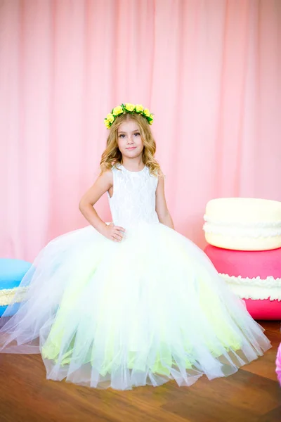 Niedliches Kleines Mädchen Mit Blonden Locken Einem Weißen Üppigen Kleid — Stockfoto