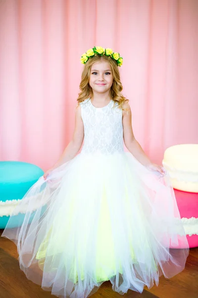 Niedliches Kleines Mädchen Mit Blonden Locken Einem Weißen Üppigen Kleid — Stockfoto