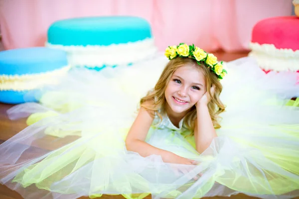 Χαριτωμένο Μικρό Κορίτσι Ξανθιά Μπούκλες Ένα Λευκό Φόρεμα Καταπράσινο Γιγαντιαία — Φωτογραφία Αρχείου