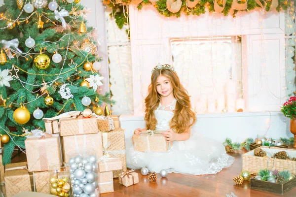 Garlands 장식된 벽난로와 크리스마스 집에서 머리를 귀여운 — 스톡 사진