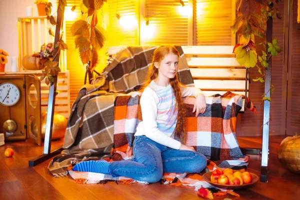 Adolescente Rousse Dans Studio Dans Paysage Automne Avec Des Feuilles — Photo